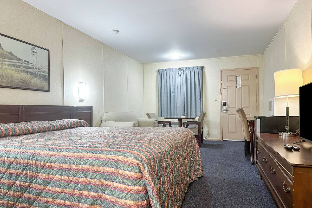 Room, 1 King Bed, Smoking