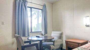 Minibar, bureau, fer et planche à repasser, accès au Wi-Fi (inclus)