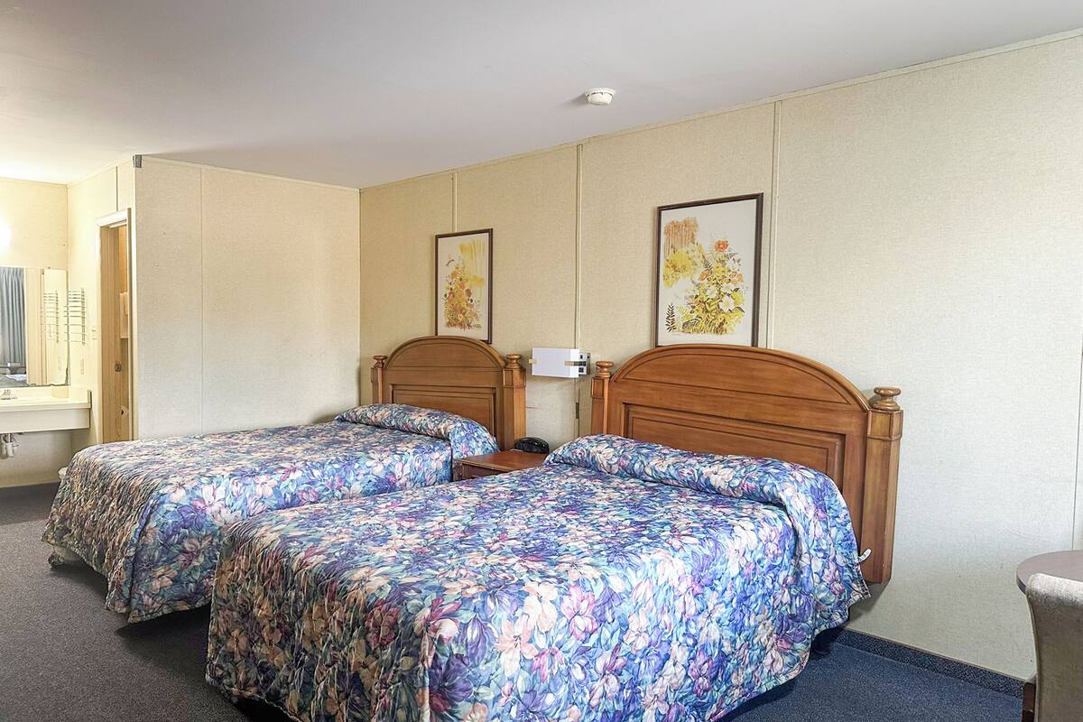 Minibar, desk, iron/ironing board (on request), free WiFi