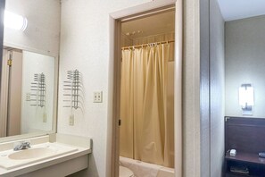 Rom, 1 kingsize-seng, røyk | Bad | Toalettartikler (inkludert), hårføner og håndklær