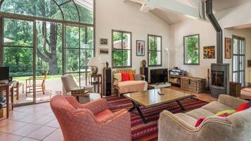 Televisie, een dvd-speler, een tafeltennistafel en boeken