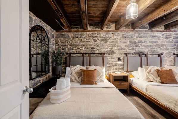 4 bedrooms, iron/ironing board, free WiFi, bed sheets