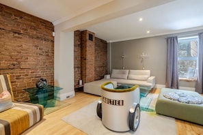 Smart TV, fireplace