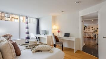 6 bedrooms, desk, iron/ironing board, free WiFi