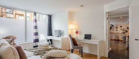 6 bedrooms, desk, iron/ironing board, free WiFi