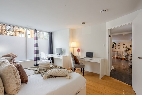 6 bedrooms, desk, iron/ironing board, free WiFi