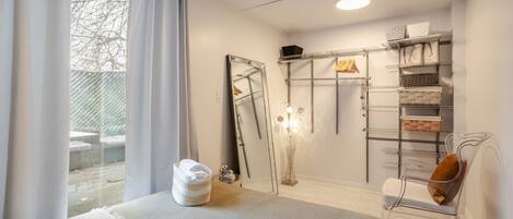 6 bedrooms, desk, iron/ironing board, free WiFi