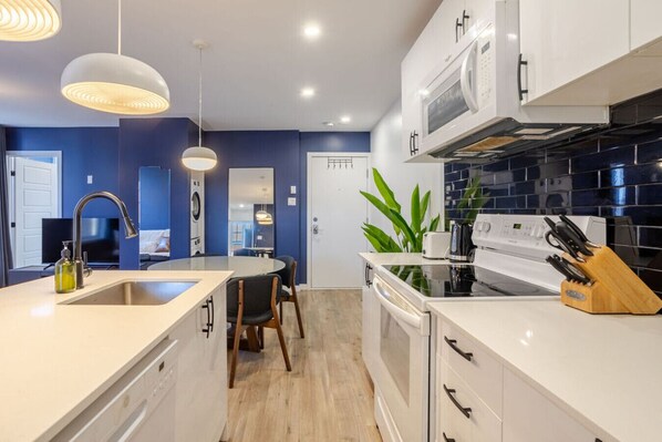 Køleskab, mikrobølgeovn, ovn, kogeplade