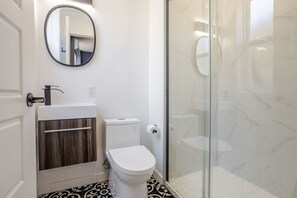 Séchoir à cheveux, serviettes fournies