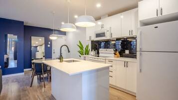 Frigorifero, microonde, forno, piano cottura