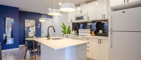 Réfrigérateur, micro-ondes, four, plaque de cuisson