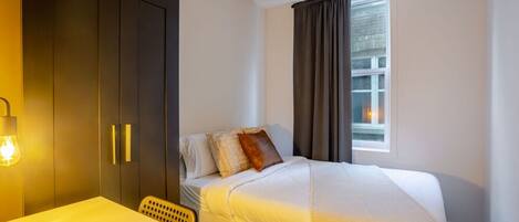 3 bedrooms, desk, iron/ironing board, free WiFi