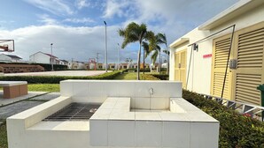 Ein Wohngebiet mit modernen Häusern, einem Basketballplatz und einem verschlossenen Eingang.