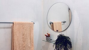 Chuveiro, secador de cabelo, bidê, toalhas de banho