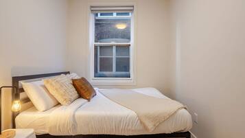 3 bedrooms, desk, iron/ironing board, free WiFi