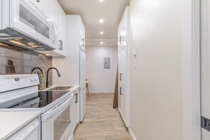 Coffee/tea maker, fridge, microwave, oven - Stylish 3BR/2BA in the Plateau (Montréal)
