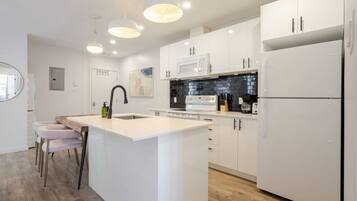 Køleskab, mikrobølgeovn, ovn, kogeplade