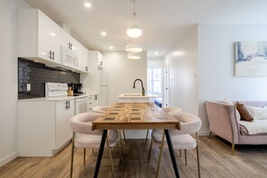 Køleskab, mikrobølgeovn, ovn, kogeplade