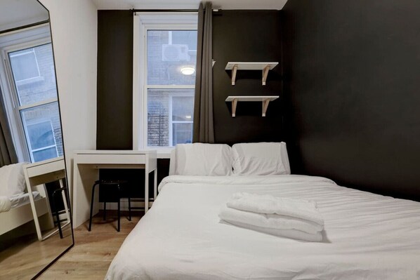 3 habitaciones, escritorio, tabla de planchar con plancha y wifi gratis 