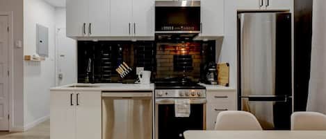 Refrigerador, microondas, horno y parrilla de estufa