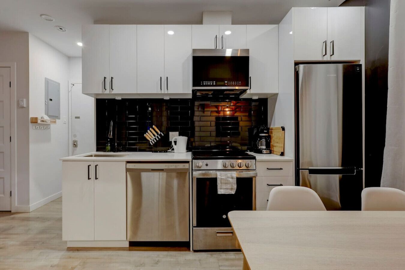 Een koelkast, een microgolfoven, een oven, een kookplaat