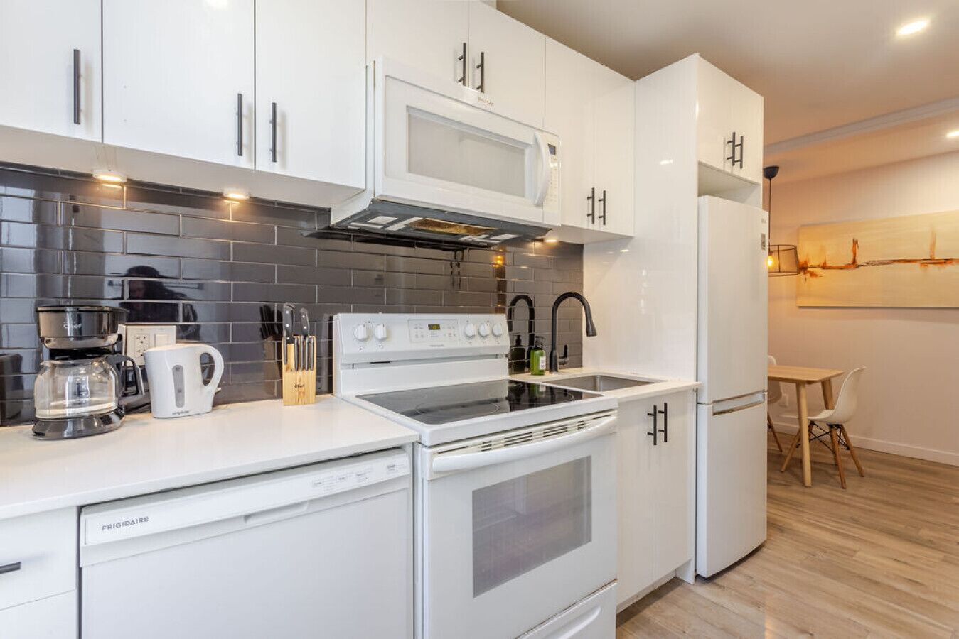 Réfrigérateur, micro-ondes, four, plaque de cuisson