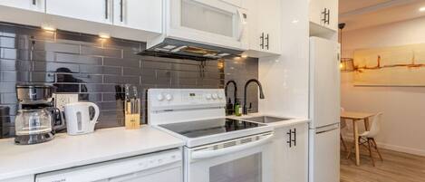 ثلاجة، ميكروويف، فرن، موقد طهي مسطح