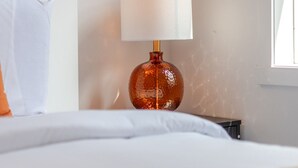 A hotel room with a bed, a lamp, and a painting on the wall. - Stunning 3BR in Plateau Mont-Royal (Montréal)