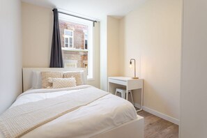 3 habitaciones, escritorio, tabla de planchar con plancha y wifi gratis