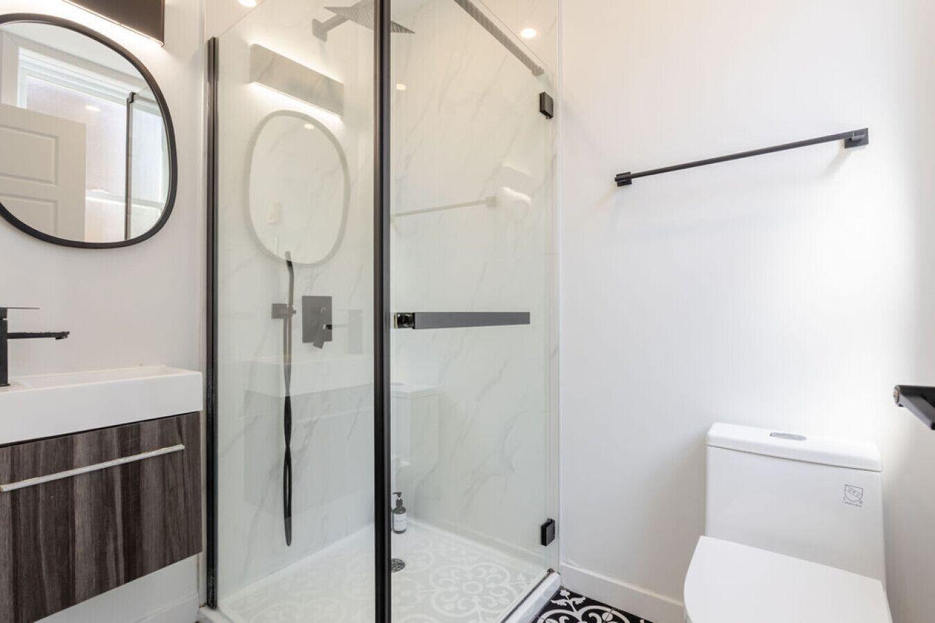 Sèche-cheveux, serviettes fournies