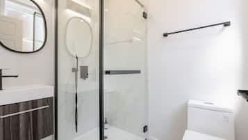 SĂšche-cheveux, serviettes fournies