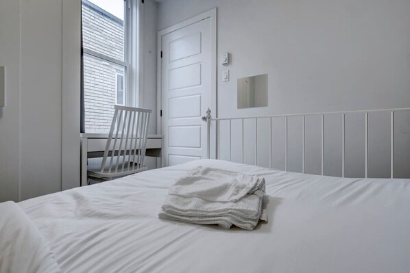 4 bedrooms, desk, iron/ironing board, free WiFi