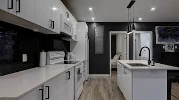 Een koelkast, een microgolfoven, een oven, een kookplaat