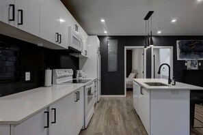 Fridge, microwave, oven, stovetop - Elegant 4BR on in the Plateau MTL (Montréal)