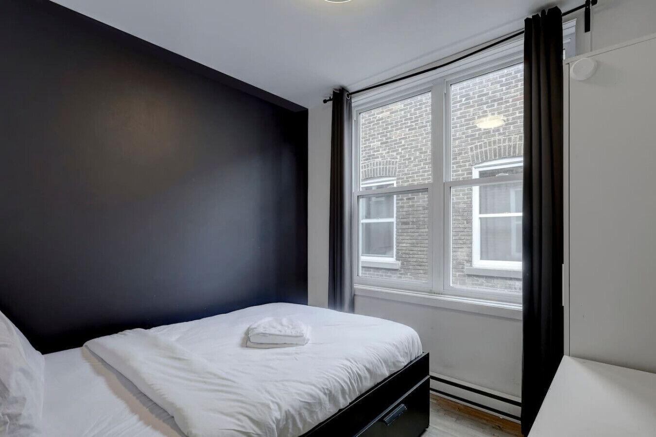 4 slaapkamers, een bureau, een strijkplank/strijkijzer, gratis wifi