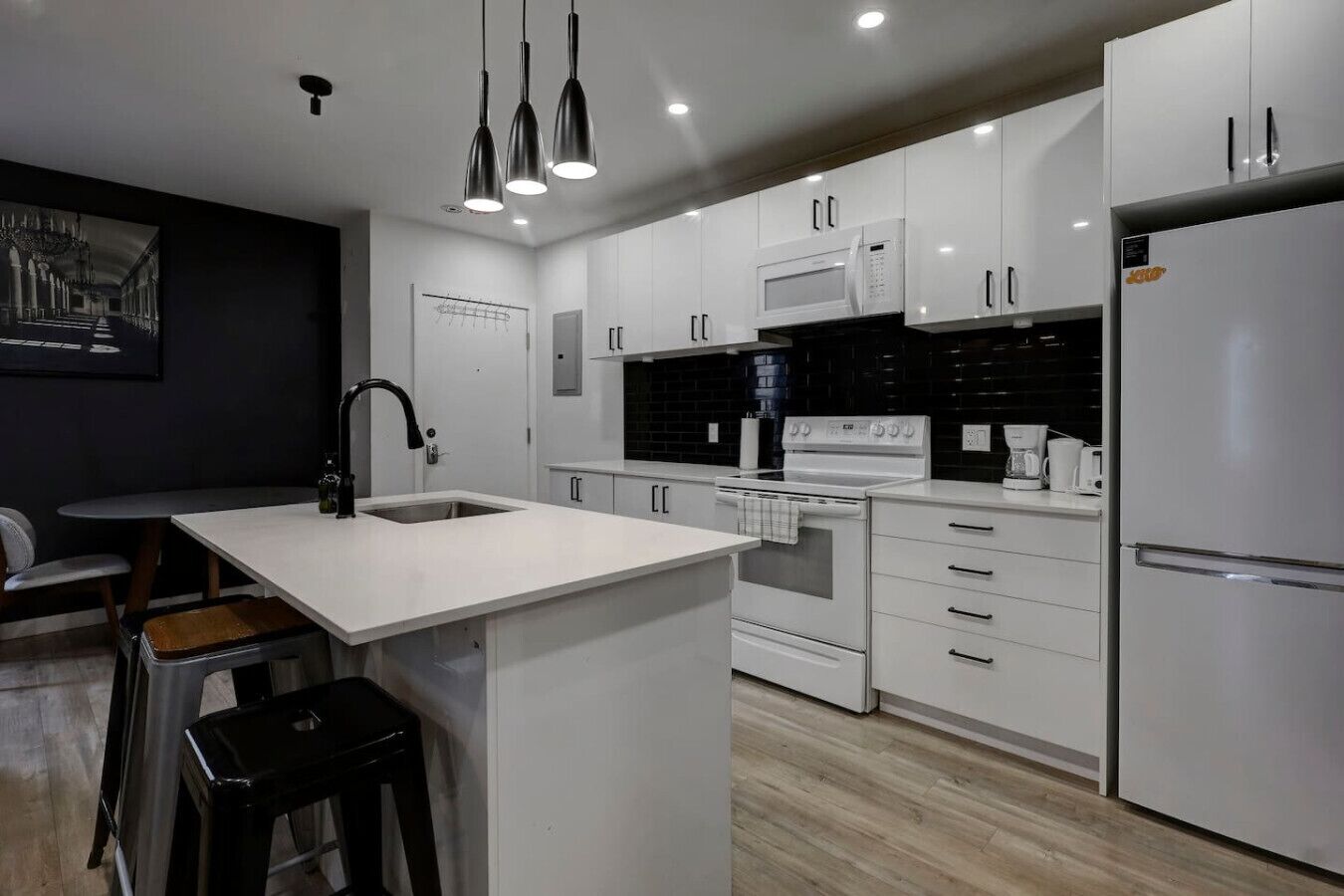 冷蔵庫、電子レンジ、オーブン、コンロ