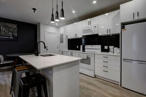 Køleskab, mikrobølgeovn, ovn, kogeplade