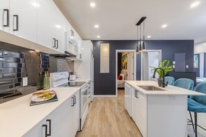 Cafetera y tetera, refrigerador, microondas y horno 