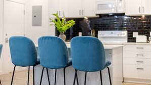 Wasserkocher mit Kaffee-/Teezubehör, Kühlschrank, Mikrowelle, Ofen