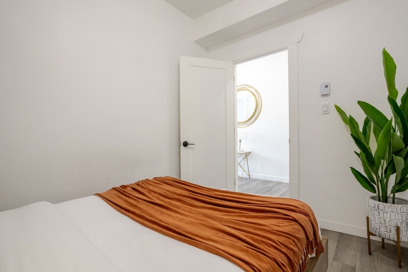 4 bedrooms, iron/ironing board, WiFi (free), bed sheets