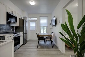 Réfrigérateur, four à micro-ondes, un four, surface de cuisson