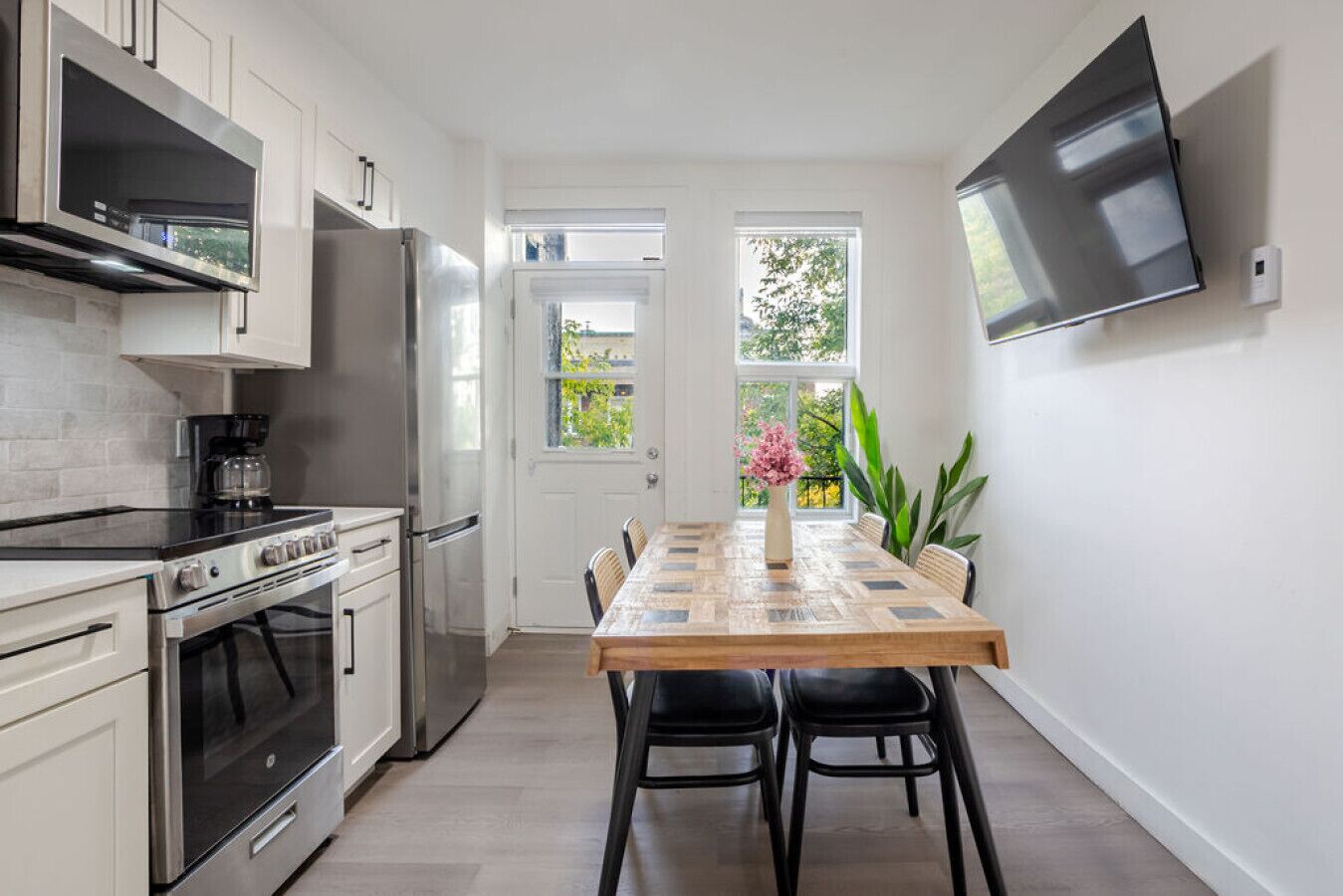 Frigorífico, microondas, horno y placa de cocina