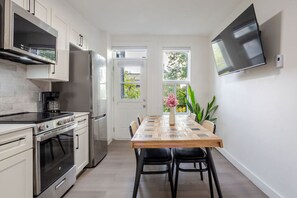 Réfrigérateur, micro-ondes, four, plaque de cuisson