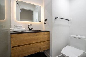 Secador de cabelo, toalhas de banho