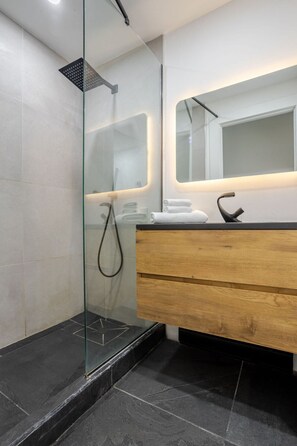 Hair dryer, towels - Luxurious 4BR with Sunny Deck Balcony (Montréal)