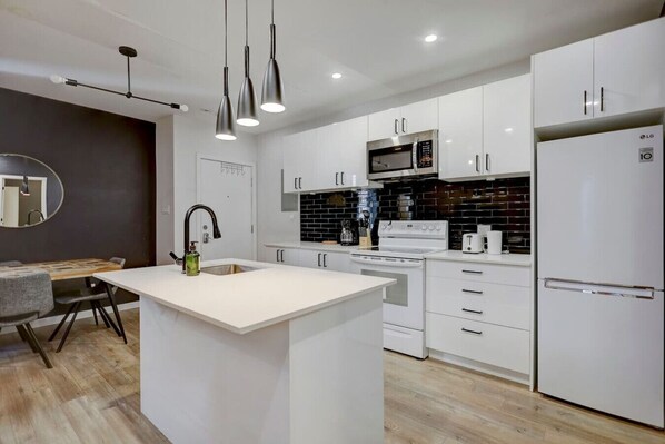 Refrigerador, microondas, horno y parrilla de estufa