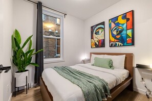4 bedrooms, desk, iron/ironing board, WiFi (free) - Vibrant 4BR/2BA Retreat in the Plateau (Montréal)