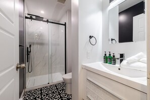 Hair dryer, towels - Vibrant 4BR/2BA Retreat in the Plateau (Montréal)