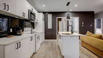 Een koelkast, een microgolfoven, een oven, een kookplaat