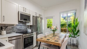 Unclassified image, 2 of 27, button - Sophisticated 3BR with Outdoor Retreat (Montréal)